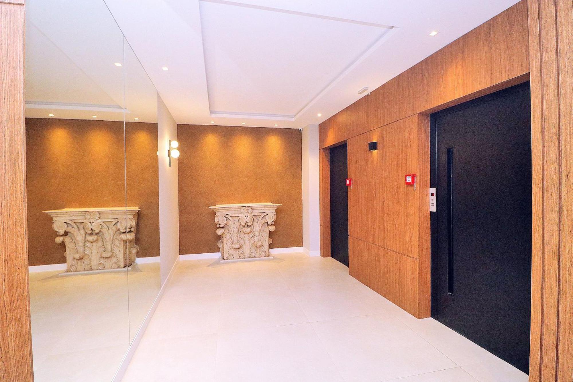 Apartamento Lindo Ape No Leme: 2 Quartos, A 300m Da
