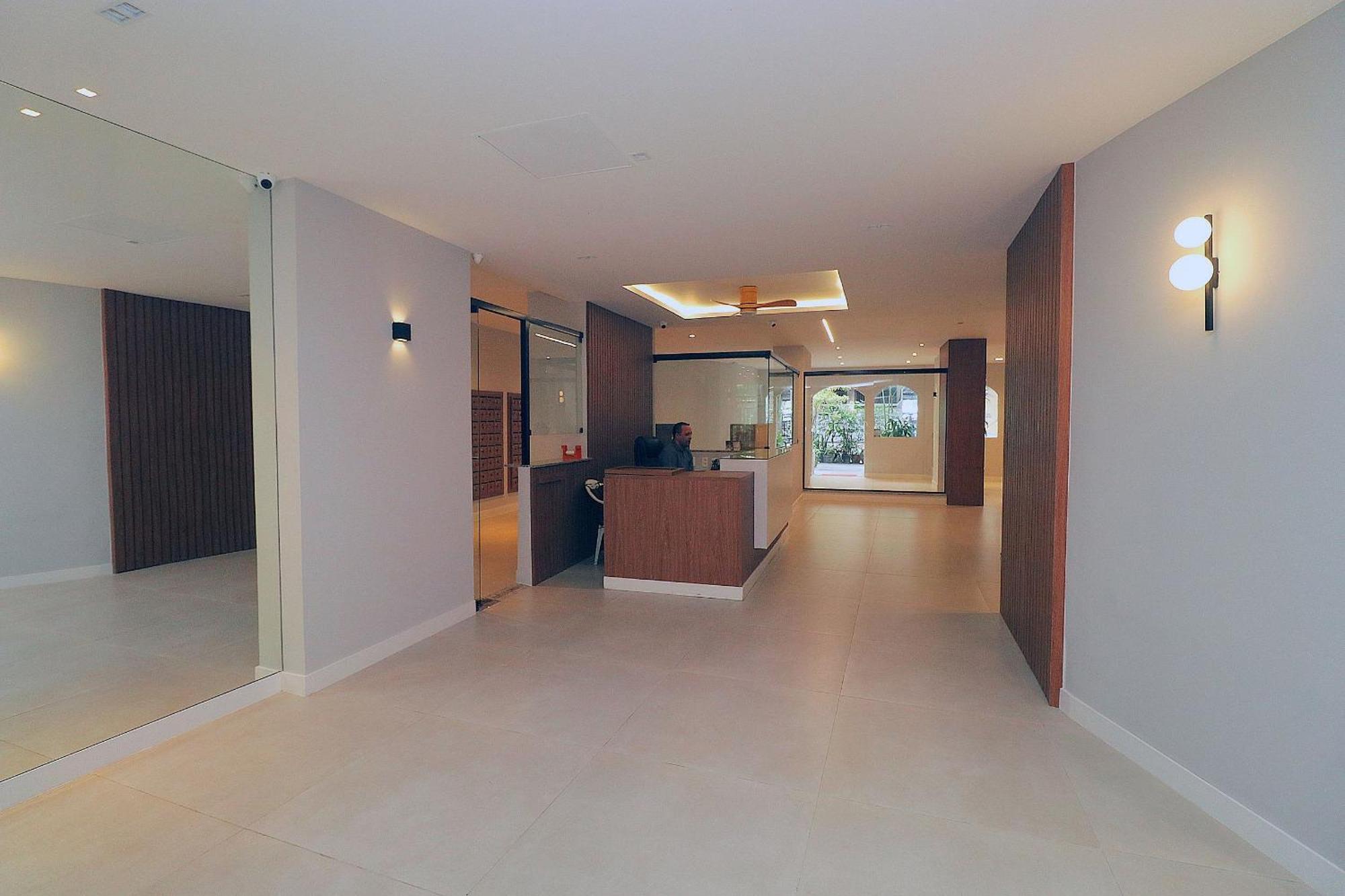 Apartamento Lindo Ape No Leme: 2 Quartos, A 300m Da *